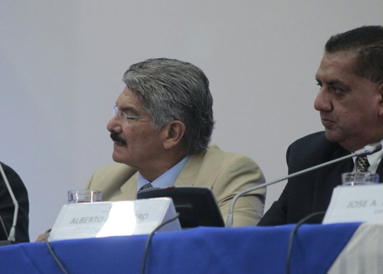 Norman Quijano pide 14 días de permiso en la Asamblea Legislativa