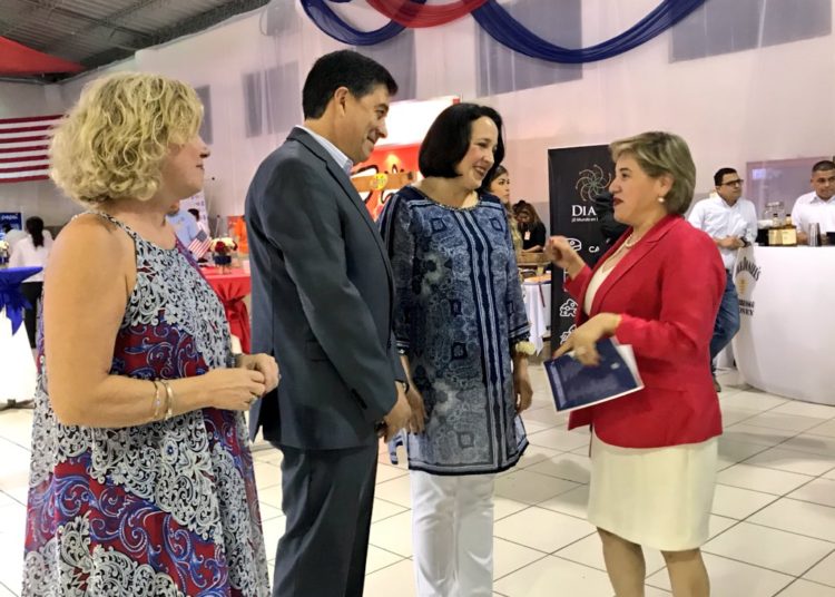 Embajadora Jean Manes advierte que la población ya no quiere más corrupción