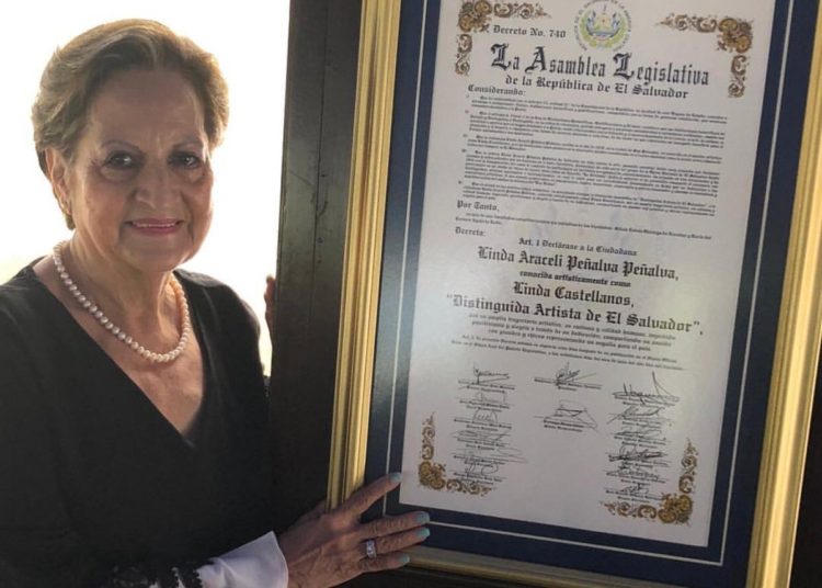 Linda Castellanos recibe título de «Distinguida artista de El Salvador»