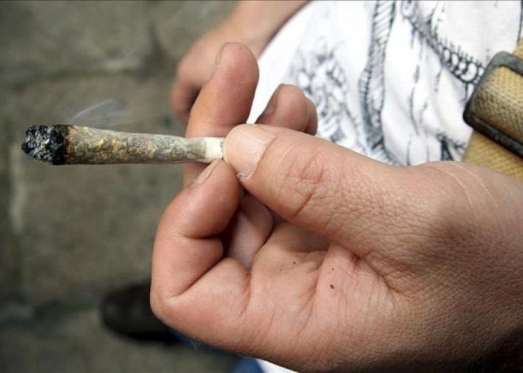 Juez ordena 144 jornadas laborales a sujeto que portaba 30 porciones de marihuana