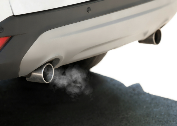 Una joven queda con la cabeza atascada en el tubo de escape de una camioneta