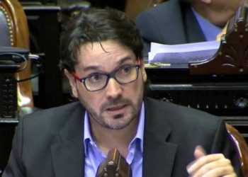 Diputado escucha opiniones del público antes de decidir su voto sobre la despenalización del aborto