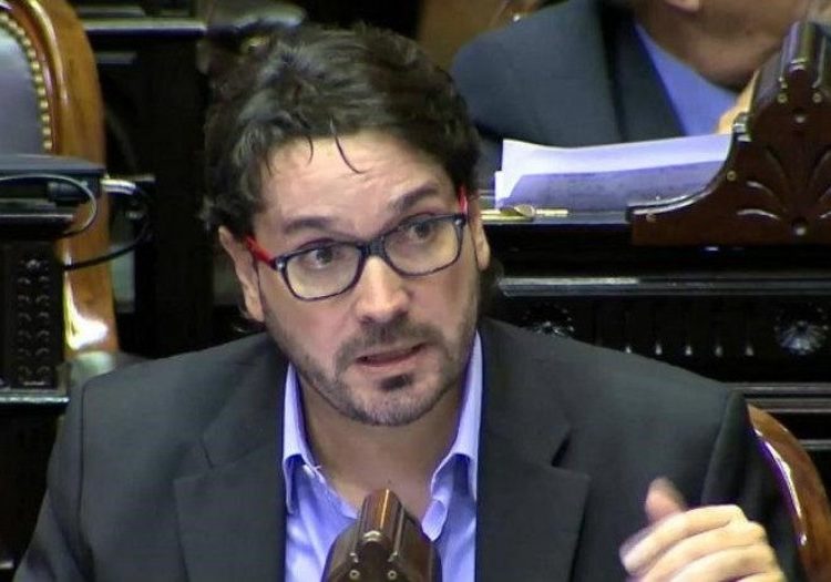 Diputado escucha opiniones del público antes de decidir su voto sobre la despenalización del aborto