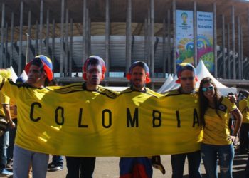 Hinchas colombianos irrespetan a japonesas haciendoles decir que son «perras»