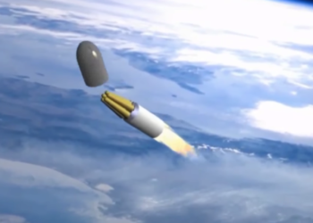 Captan objeto extraño sobre una estación naval de EE.UU.