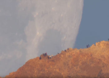 Una Luna gigantesca cae sobre la isla de Tenerife