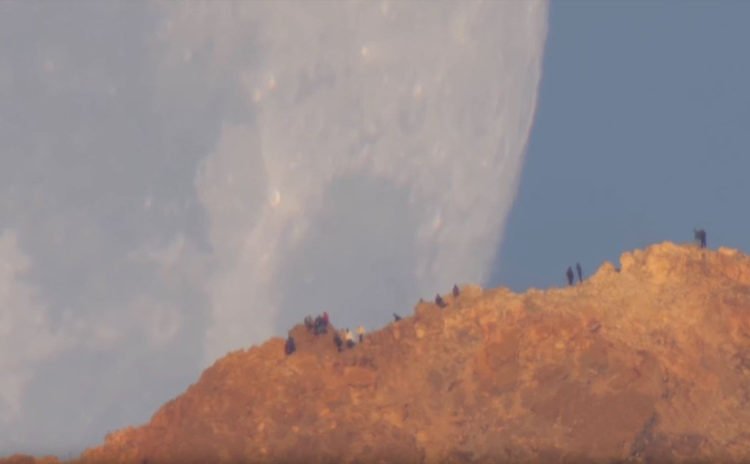 Una Luna gigantesca cae sobre la isla de Tenerife