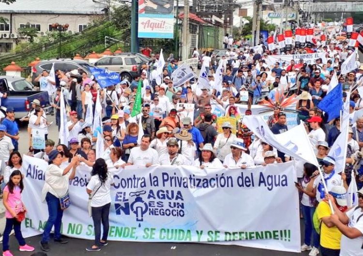 Movimientos sociales marchan para evitar la privatización del agua