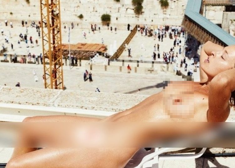 Escándalo por una modelo que se fotografió desnuda cerca del Muro de los Lamentos