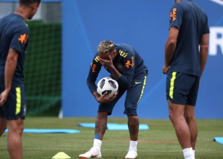 Neymar abandona entrenamiento por dolor de tobillo