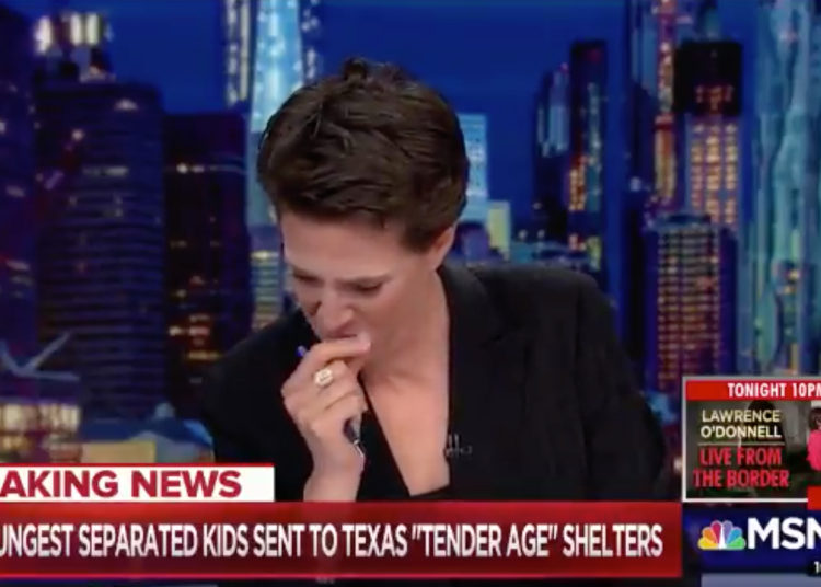 Una presentadora rompe en llanto al informar sobre los niños inmigrantes en EE.UU.