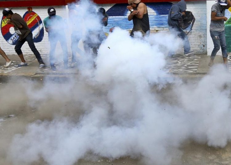 Explosión de bomba lacrimógena origina estampida y deja 20 muertos en Venezuela