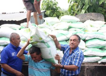 Merino y Ponce reparten abono a agricultores de Coatepeque y Cojutepeque