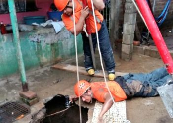 Rescatan a hombre que cayó en fosa de aguas negras