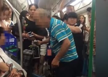 Un anciano abofetea a una mujer por no cederle su asiento en el metro