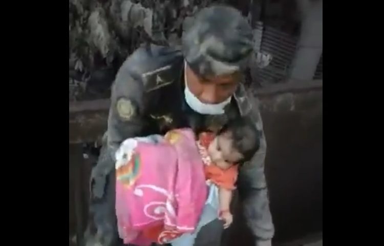 (Video) Bebé sobrevive a erupción del volcán de Fuego