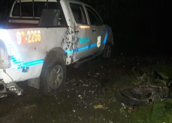 Pandilleros hacen explotar moto con explosivos y dañan patrulla de la PNC