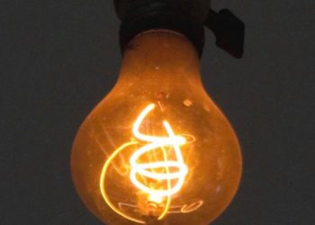 Una bombilla alumbra desde 1901 y es monitoreada por una cámara día y noche