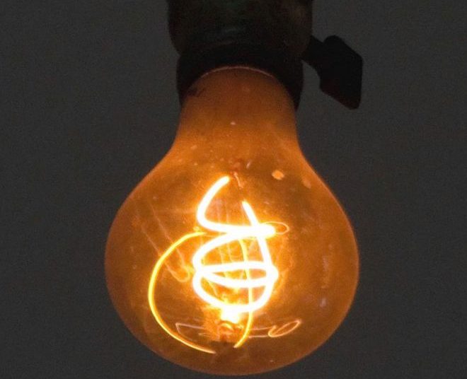 Una bombilla alumbra desde 1901 y es monitoreada por una cámara día y noche