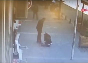 Este cabezazo no lo verás en el Mundial: Peatón derriba a hombre que agredía a una mujer