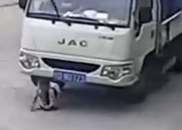 (Video) Niño de seis años sobrevive tras ser arrollado por un vehículo en China