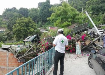 Camión cae sobre vivienda en Los Planes de Renderos al evadir vehículo