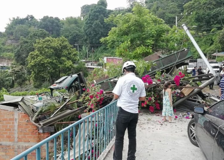 Camión cae sobre vivienda en Los Planes de Renderos al evadir vehículo