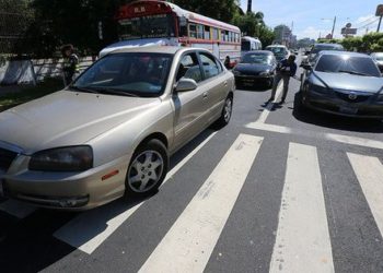 Multan a conductores que irrespetan paso peatonal