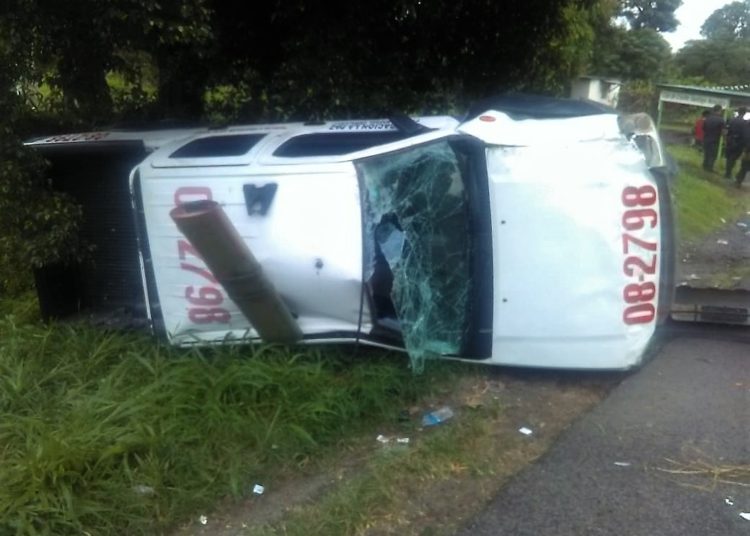 Vuelca patrulla de la PNC y deja dos soldados lesionados