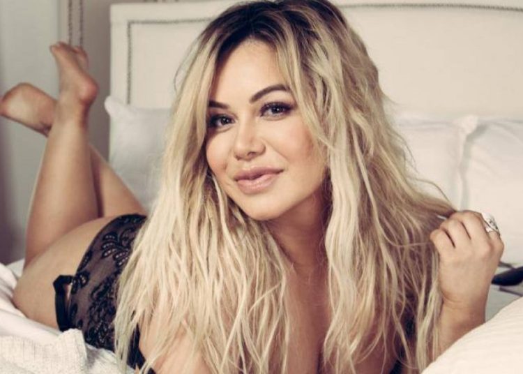 Con una foto al desnudo festejó Chiquis Rivera su cumpleaños 33