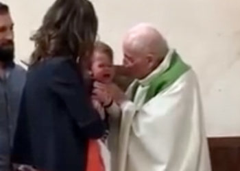 VIDEO: Sacerdote católico abofetea a un bebé durante un bautizo