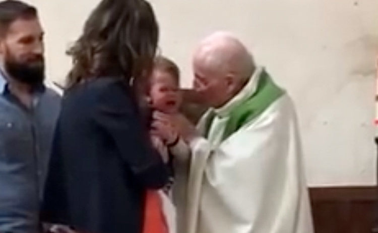 VIDEO: Sacerdote católico abofetea a un bebé durante un bautizo