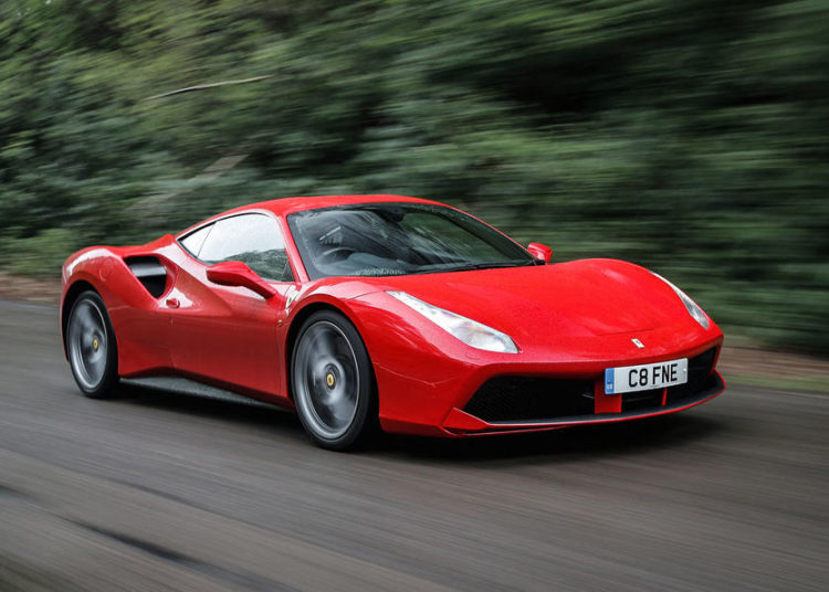 VIDEO: Una joven destroza un lujoso Ferrari poco después de alquilarlo