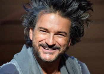 Ricardo Arjona promete construir casas a damnificados por erupción del Volcán de Fuego