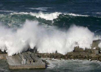 VIDEO: Turista muere al ser arrastrado hacia las rocas por una ola