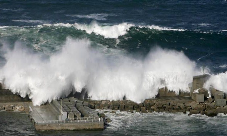 VIDEO: Turista muere al ser arrastrado hacia las rocas por una ola