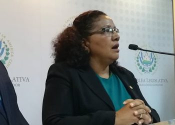 Comienza deportación de padres salvadoreños sin sus hijos desde EE.UU.