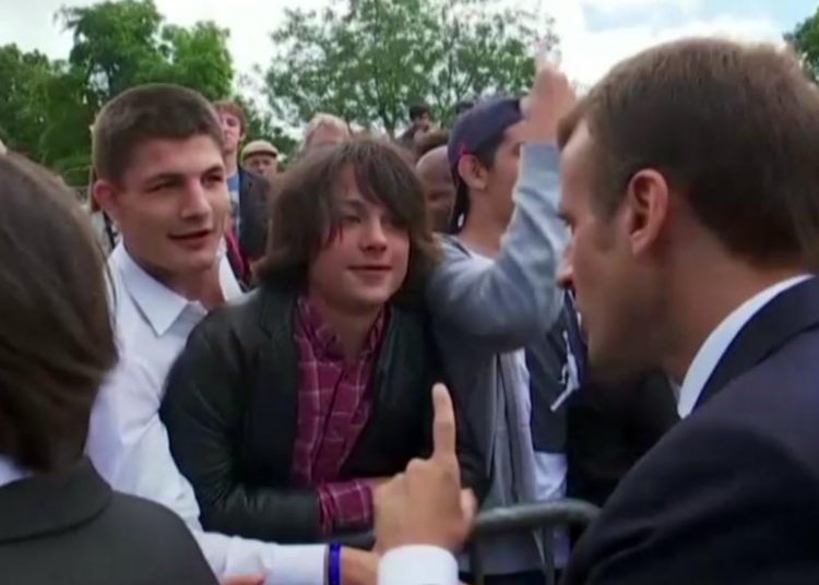 “A mí me llamas señor presidente” reprendió Macron a joven que cantaba el himno comunista