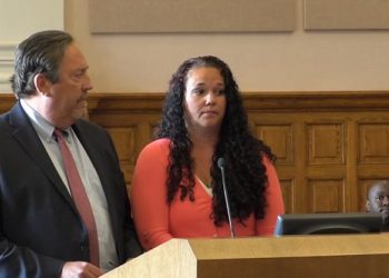 Cárcel para maestra que tuvo relaciones sexuales con tres alumnos.