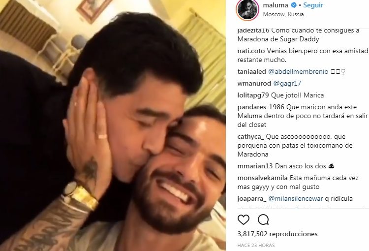 Llueven críticas a Maluma por video con Maradona