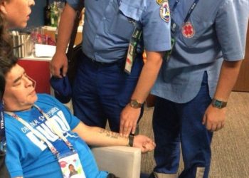 [VIDEO] Atienden de emergencia a Maradona luego del gane de Argentina