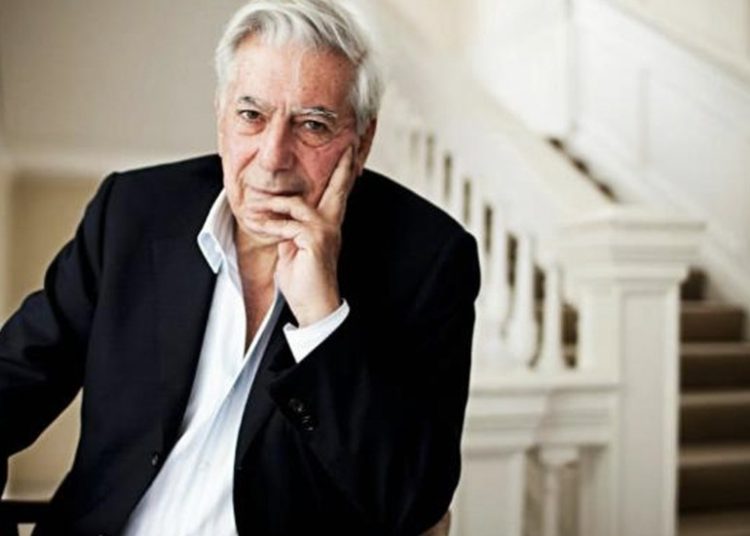 Mario Vargas Llosa sufre una caída dentro de su casa en España
