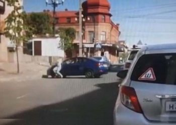 Un hombre atropella a su esposa después de que esta le pidió el divorcio