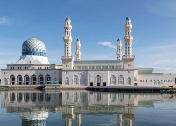 VIDEO: Chicas realizan «baile sexy» frente a mezquita y provocan la ira de fieles musulmanes