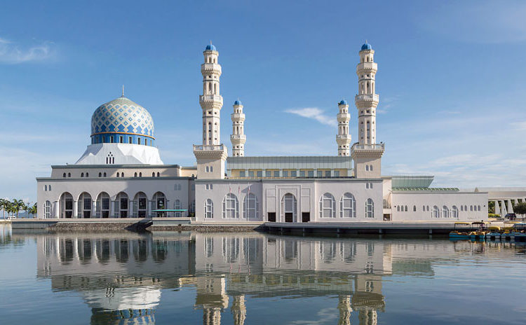 VIDEO: Chicas realizan «baile sexy» frente a mezquita y provocan la ira de fieles musulmanes