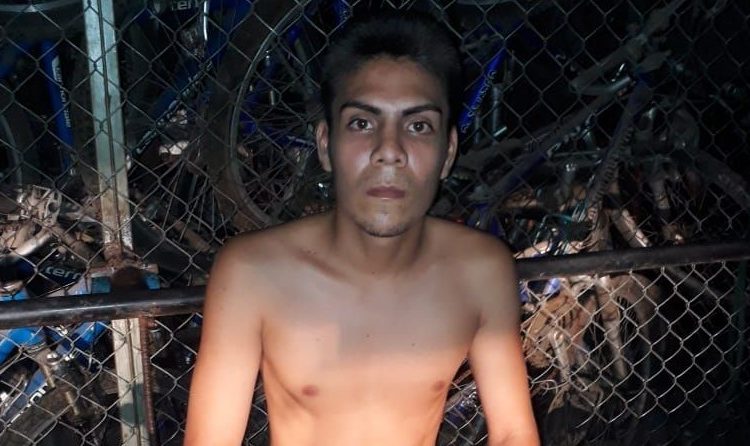 Payaso trata de ingresar 53 baterías para celular a bartolinas de la PNC de Santa Ana