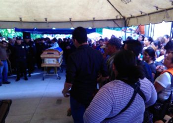 Entierran a agente de la PNC asesinado el viernes en Cabañas