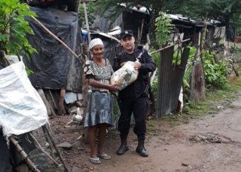 Agentes de la PNC entregan víveres a anciana de escasos recurso