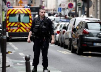 Un hombre armado se atrinchera con varios rehenes en París