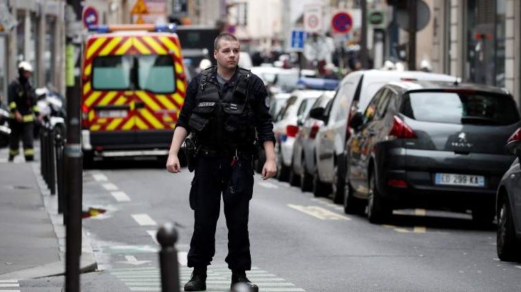 Un hombre armado se atrinchera con varios rehenes en París